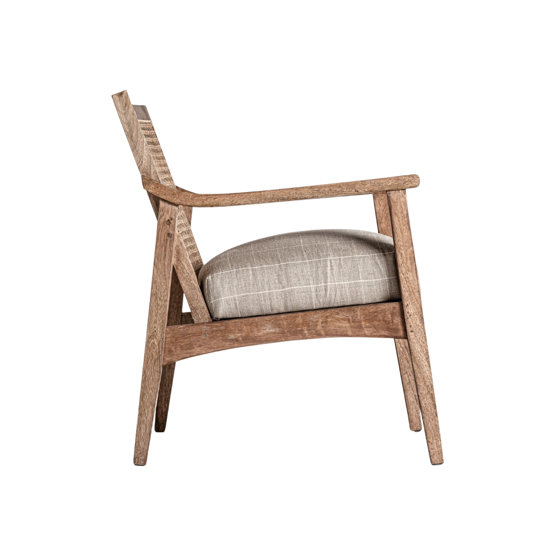 Butaca fabricada en madera de mango, poliéster y ratán
