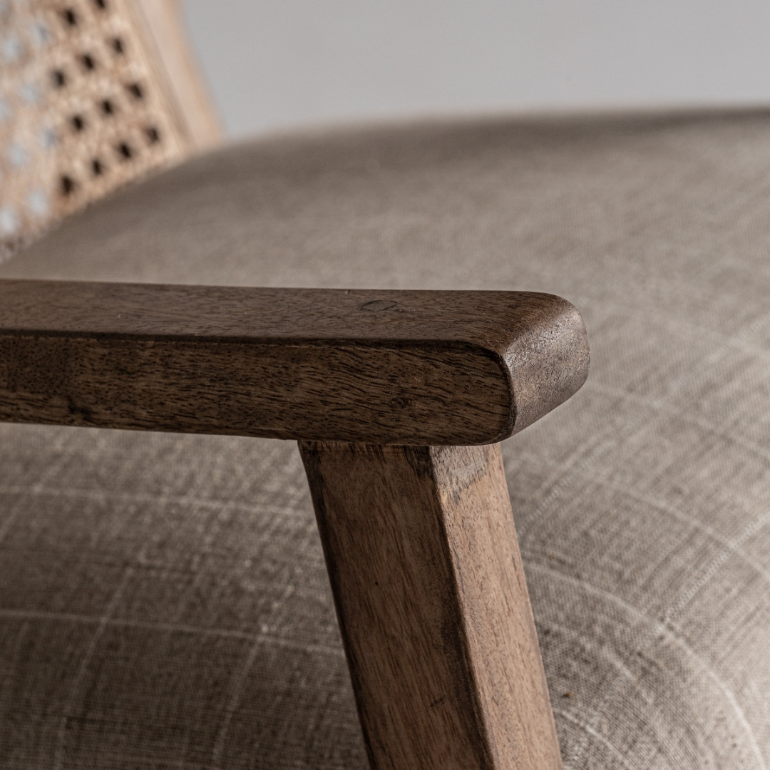 Butaca fabricada en madera de mango, poliéster y ratán