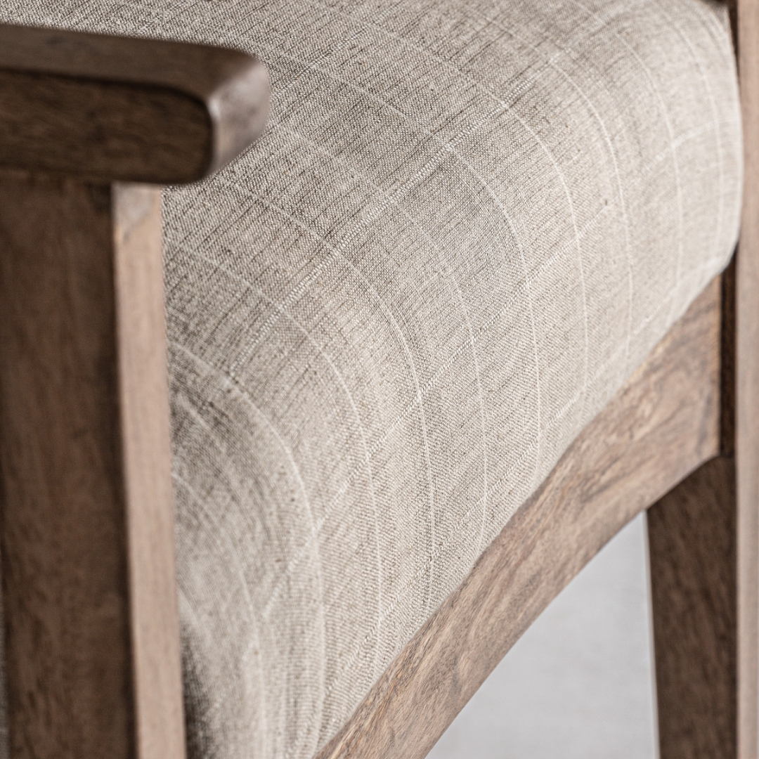 Butaca fabricada en madera de mango, poliéster y ratán
