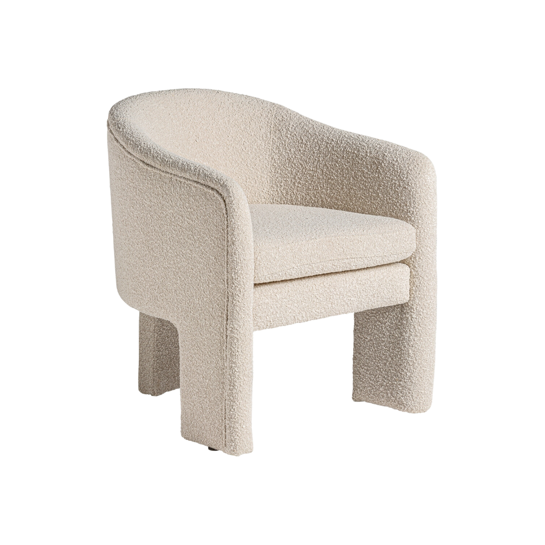 Butaca fabricada en madera de pino, espuma y algodón bouclé color crudo