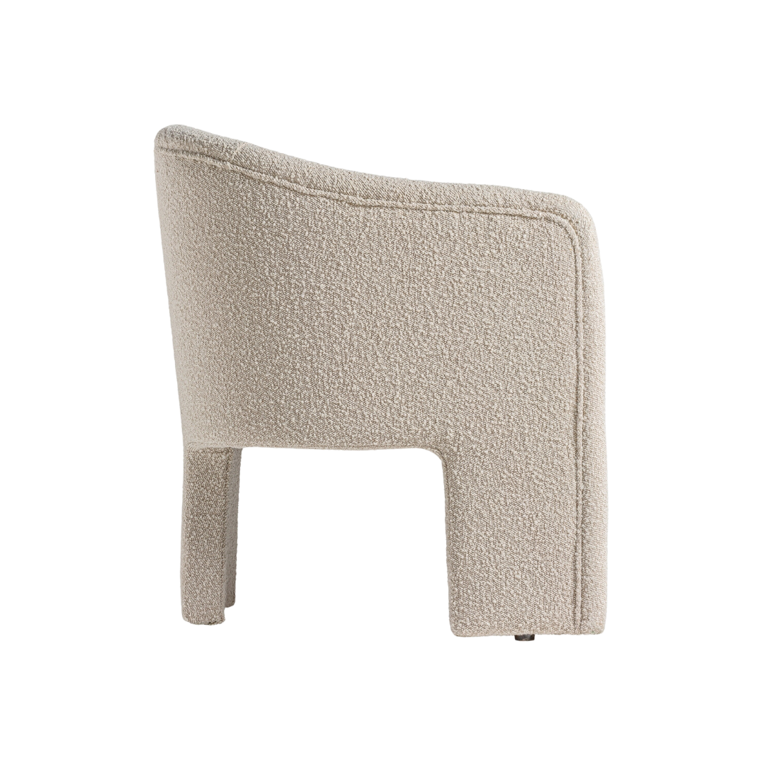 Butaca fabricada en madera de pino, espuma y algodón bouclé color crudo