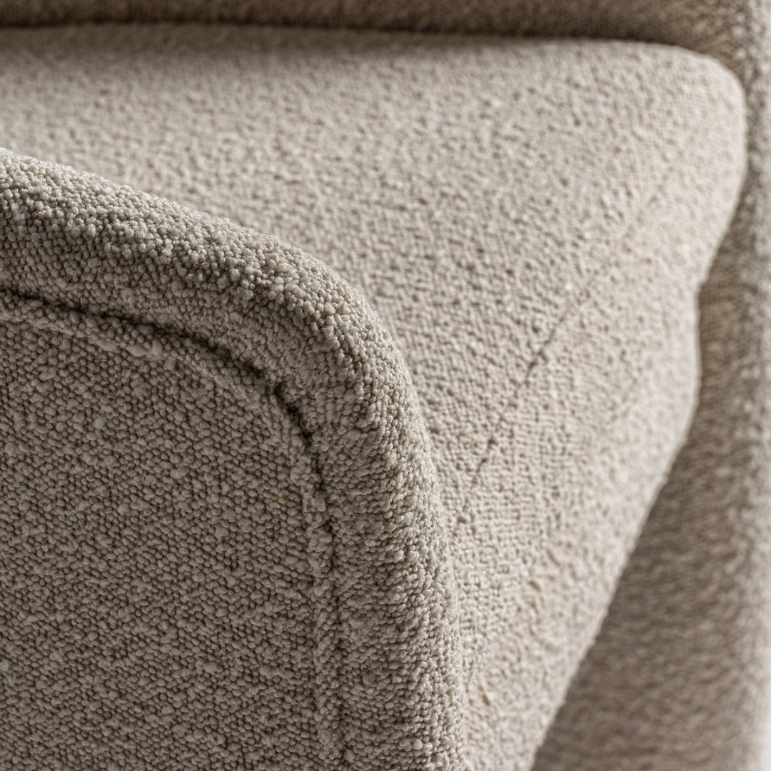 Butaca fabricada en madera de pino, espuma y algodón bouclé color crudo