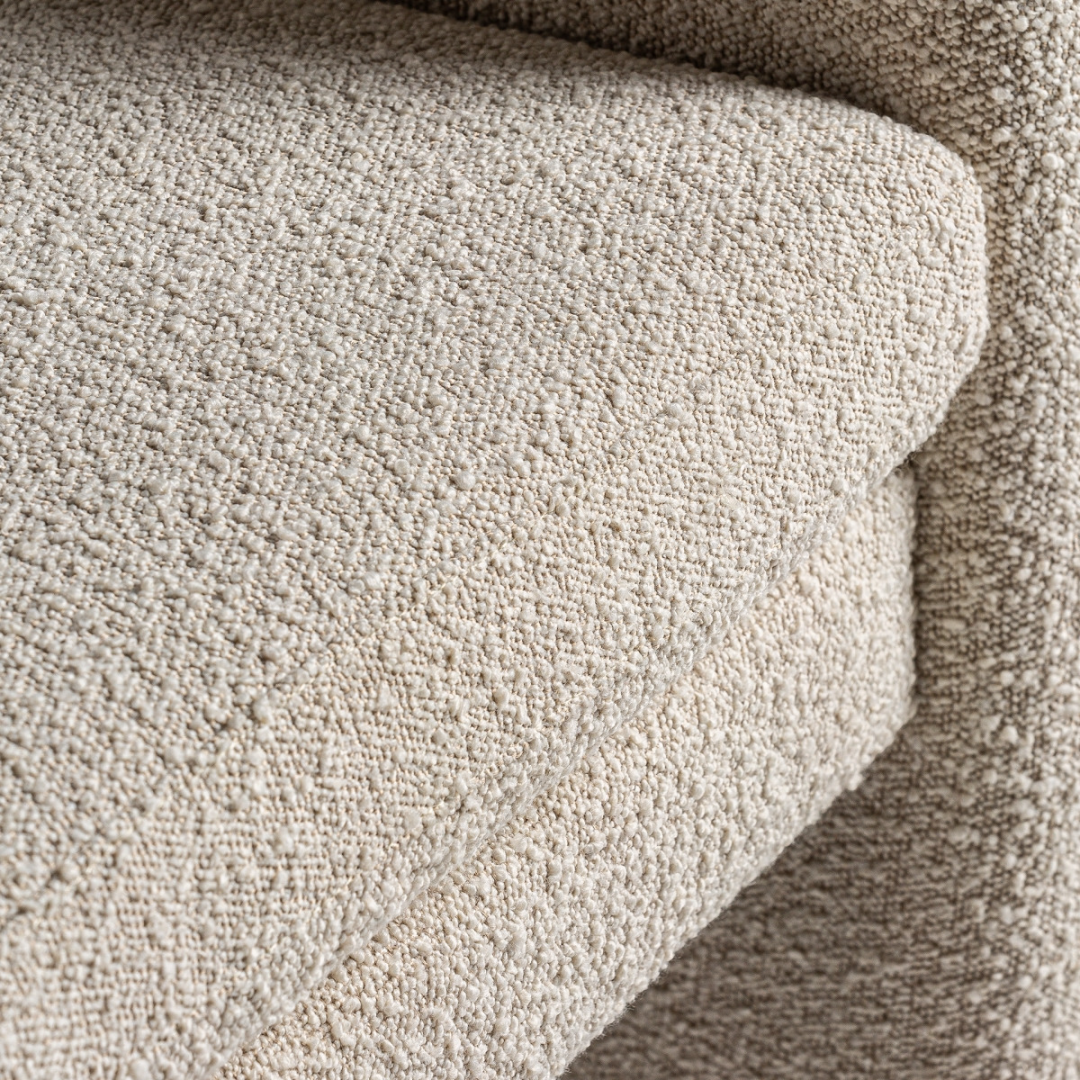Butaca fabricada en madera de pino, espuma y algodón bouclé color crudo
