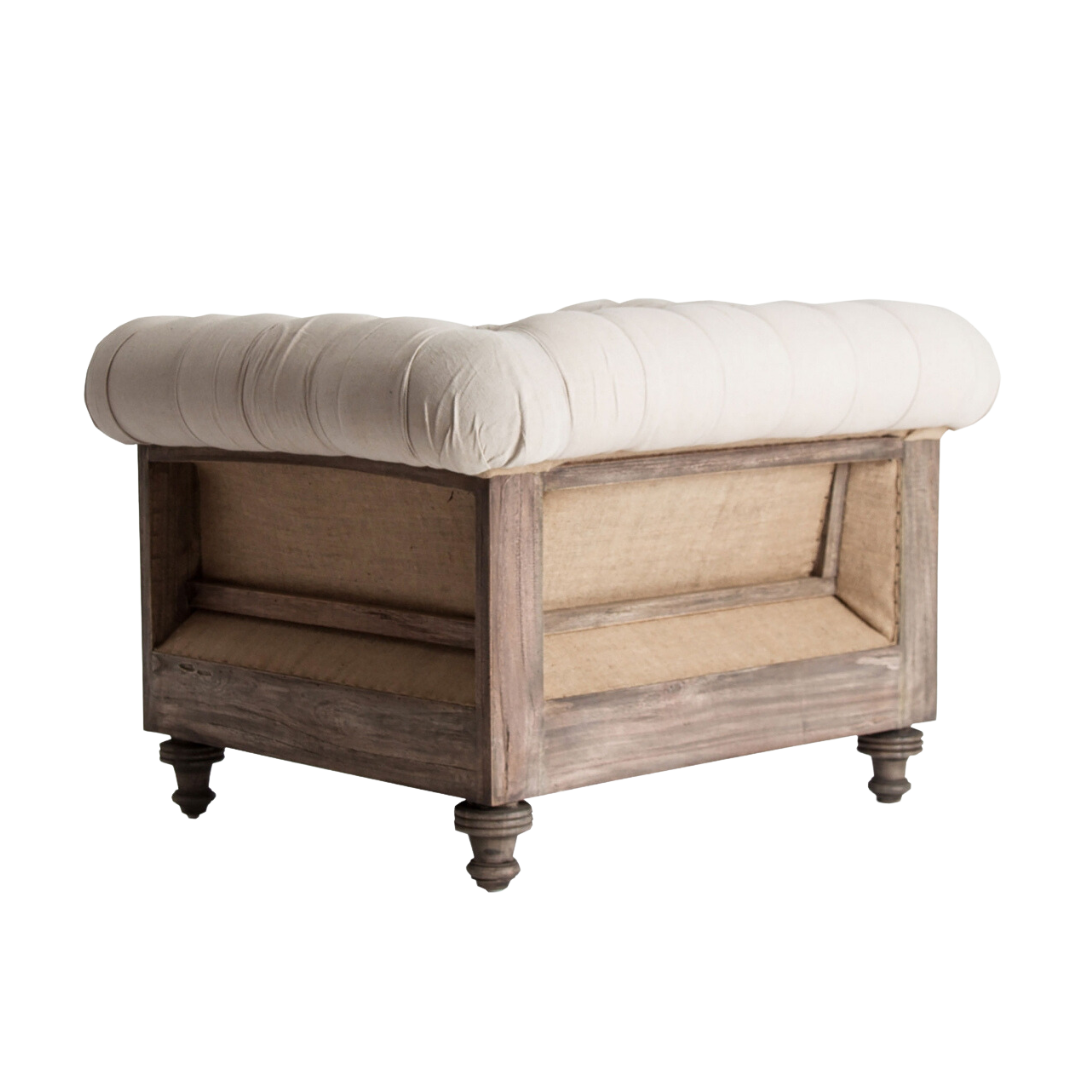 Butaca fabricada en madera tropical y tejido color crudo