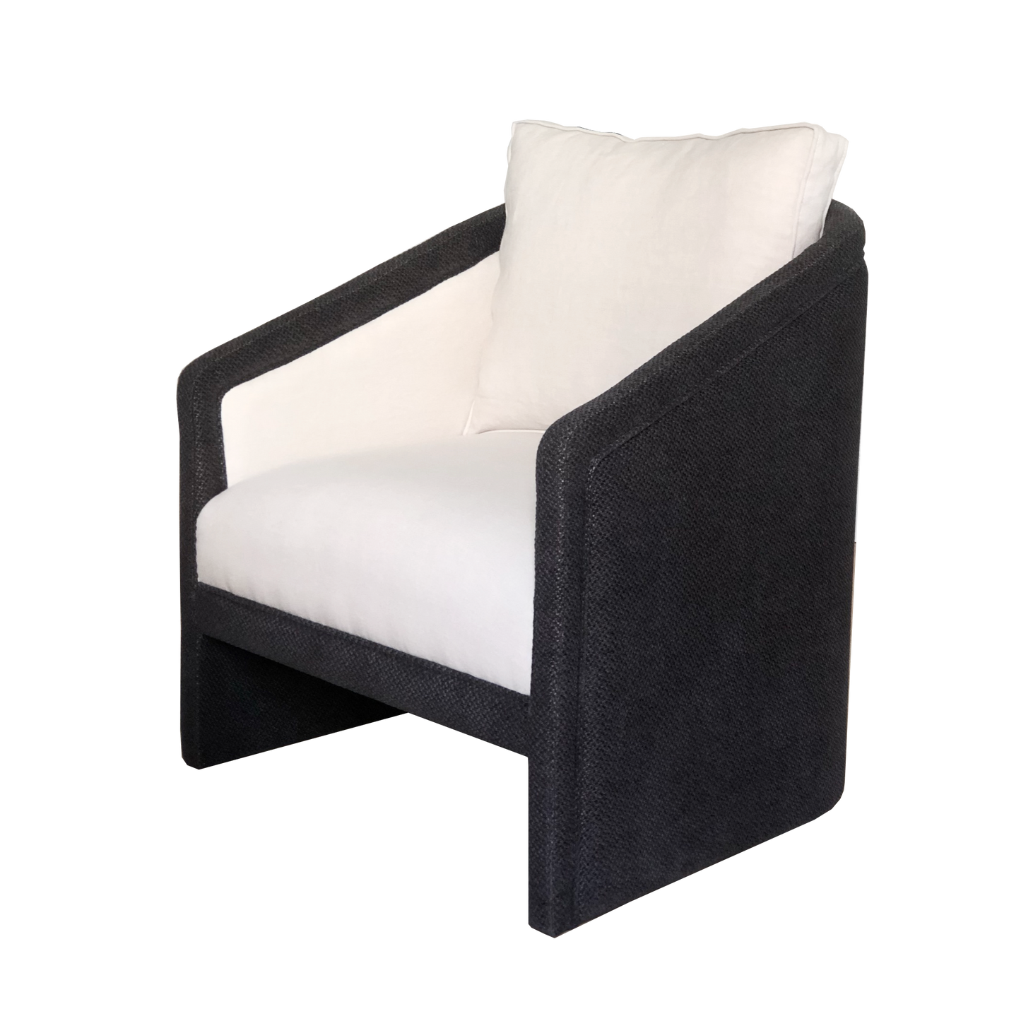La butaca TOPO es un asiento elegante y atemporal. El contraste de colores y el tejido natural le dan un un aire sofisticado.