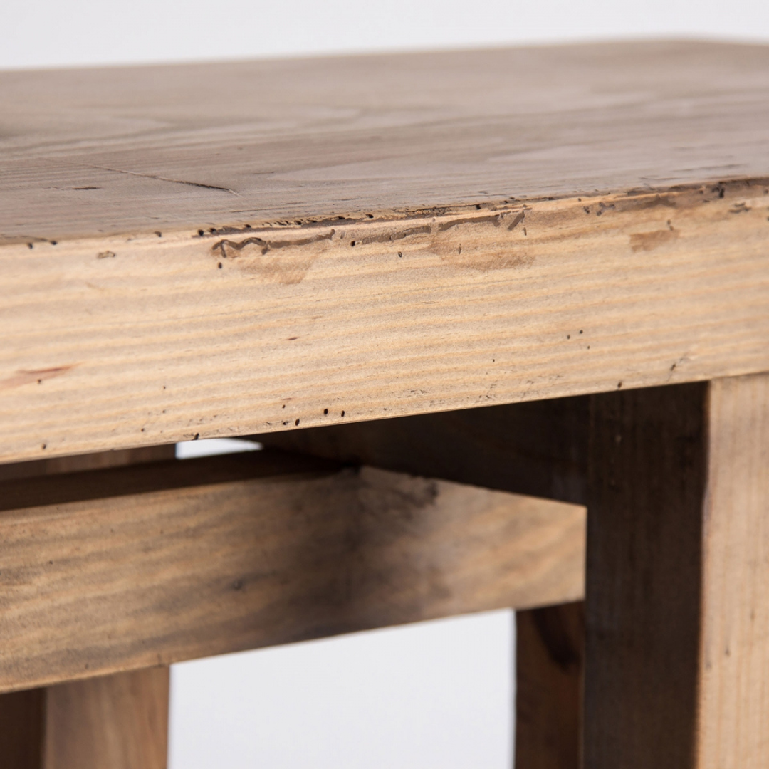 Consola fabricada en madera de pino reciclado