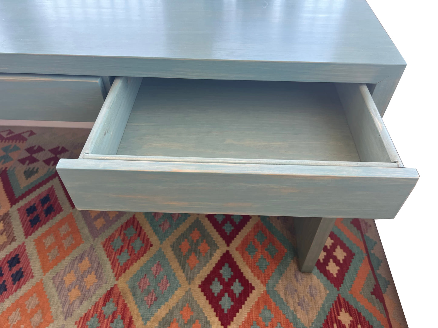 Mesa escritorio fabricada de forma artesanal en madera pintada a mano