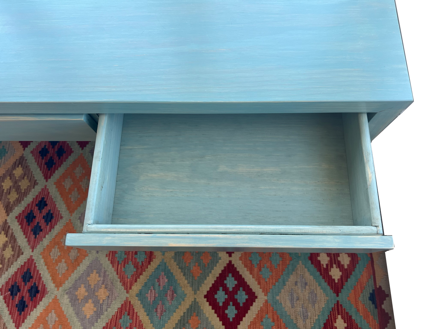 Mesa escritorio fabricada de forma artesanal en madera pintada a mano