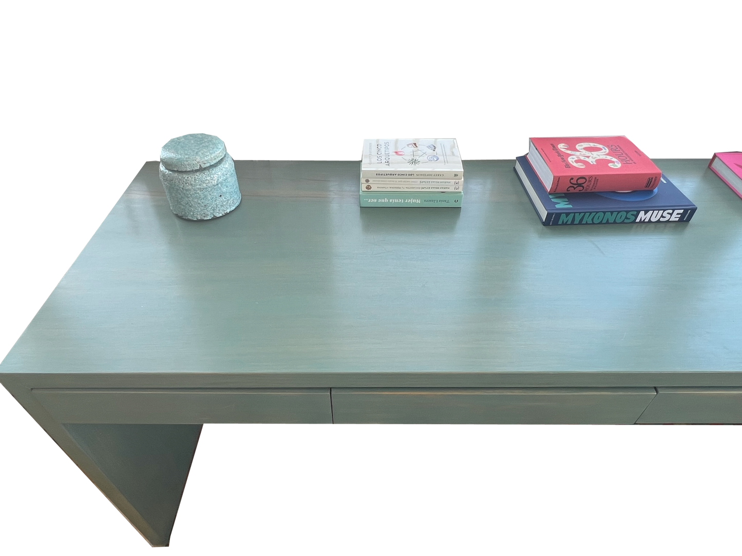 Mesa escritorio fabricada de forma artesanal en madera pintada a mano