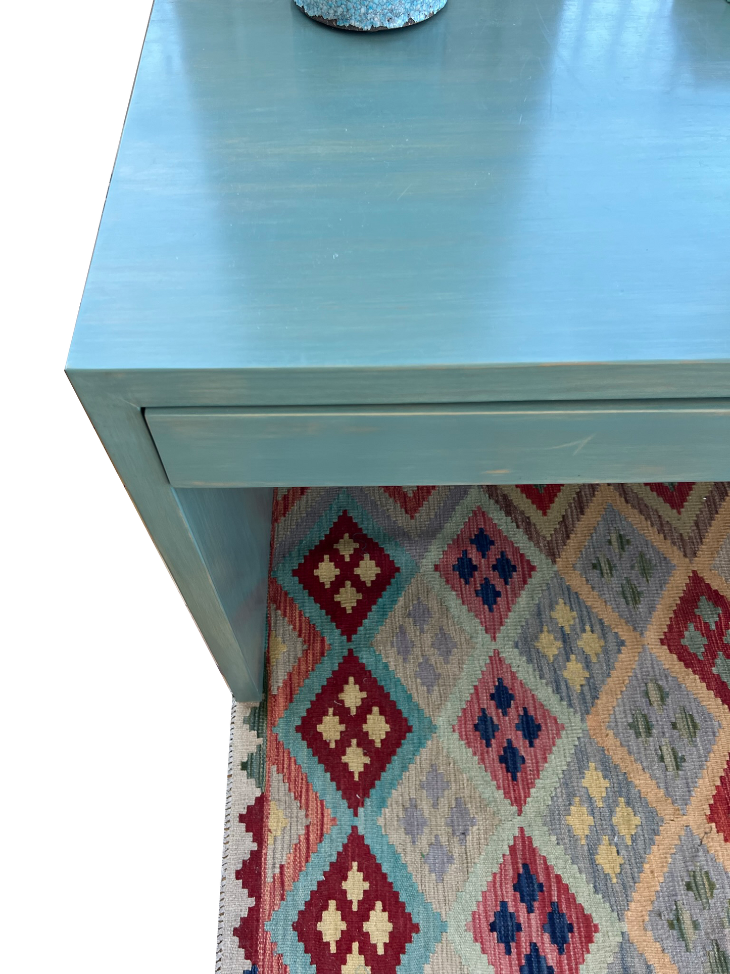 Mesa escritorio fabricada de forma artesanal en madera pintada a mano