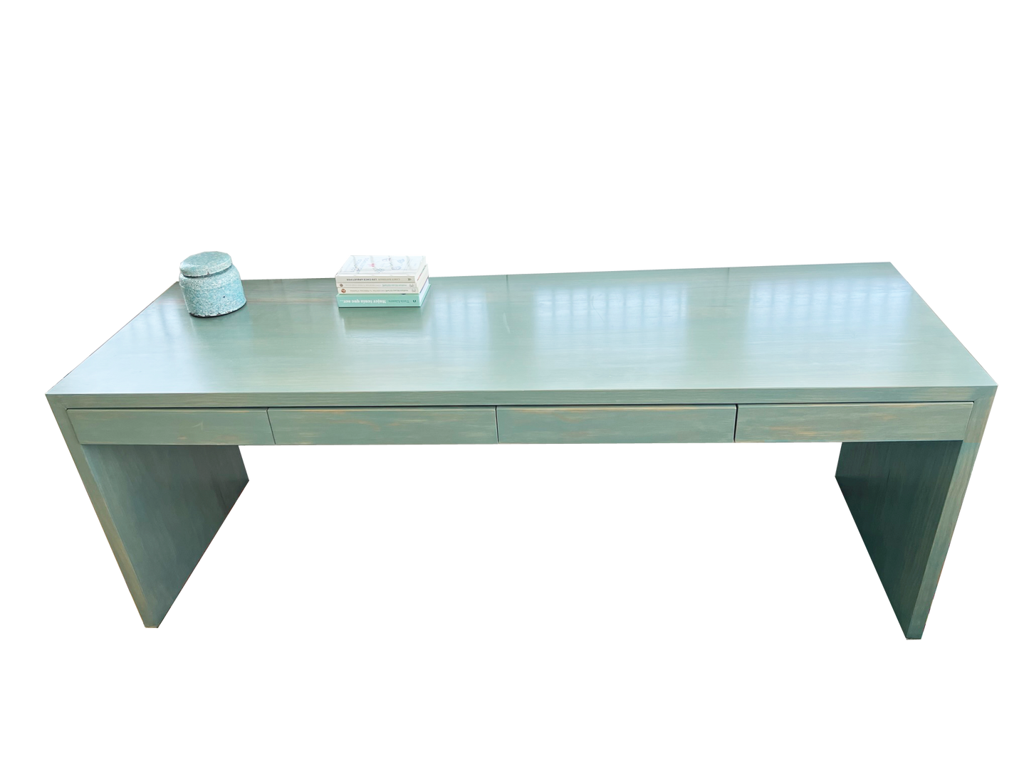 Mesa escritorio fabricada de forma artesanal en madera pintada a mano