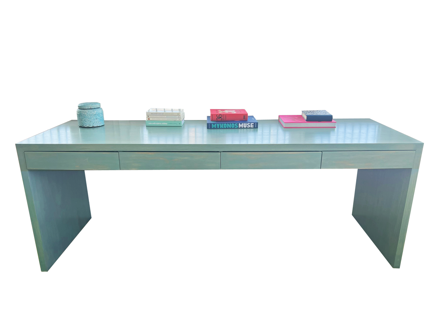 Mesa escritorio fabricada de forma artesanal en madera pintada a mano