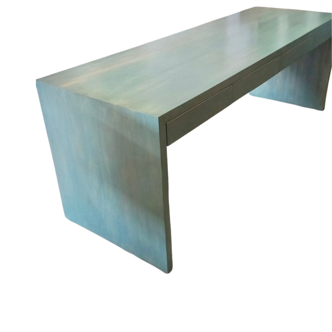 Mesa escritorio fabricada de forma artesanal en madera pintada a mano