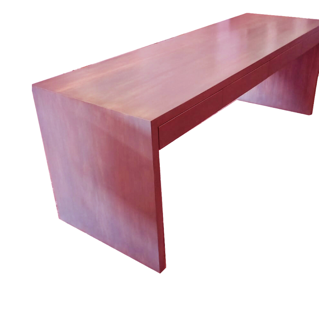 Mesa escritorio fabricada de forma artesanal en madera pintada a mano