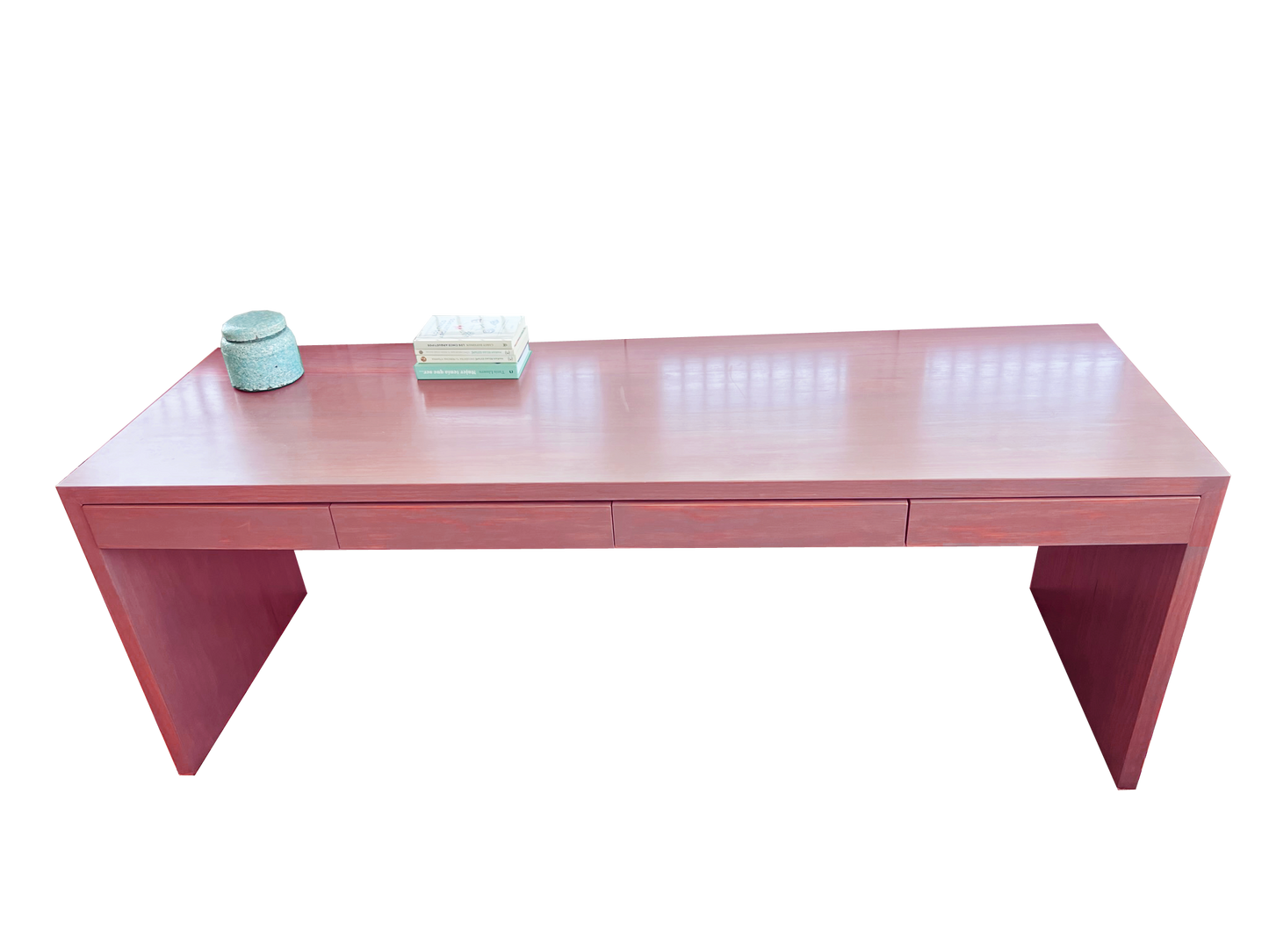 Mesa escritorio fabricada de forma artesanal en madera pintada a mano