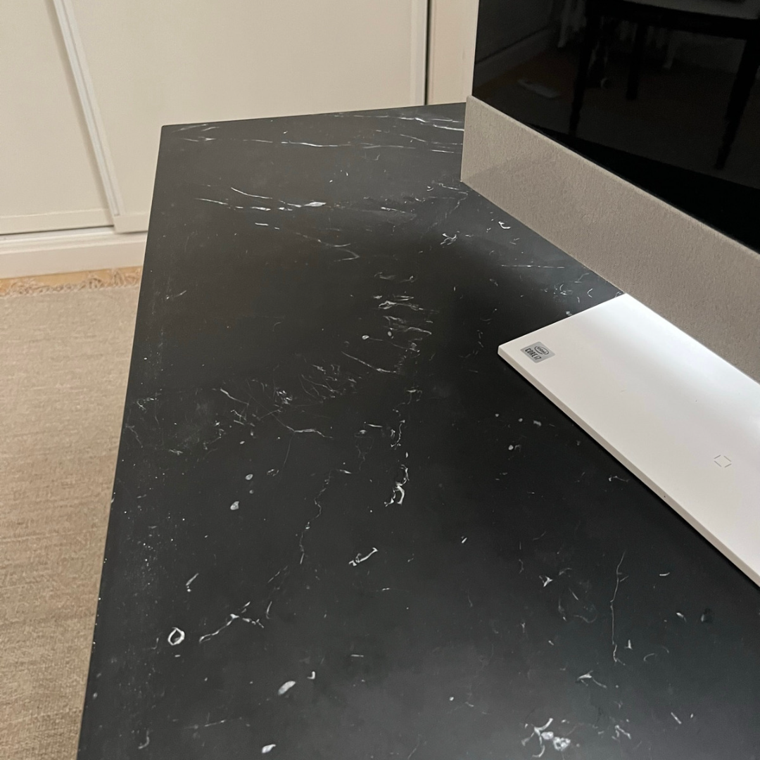 Escritorio fabricado a mano con patas de madera de pino teñido y tapa de mármol negro