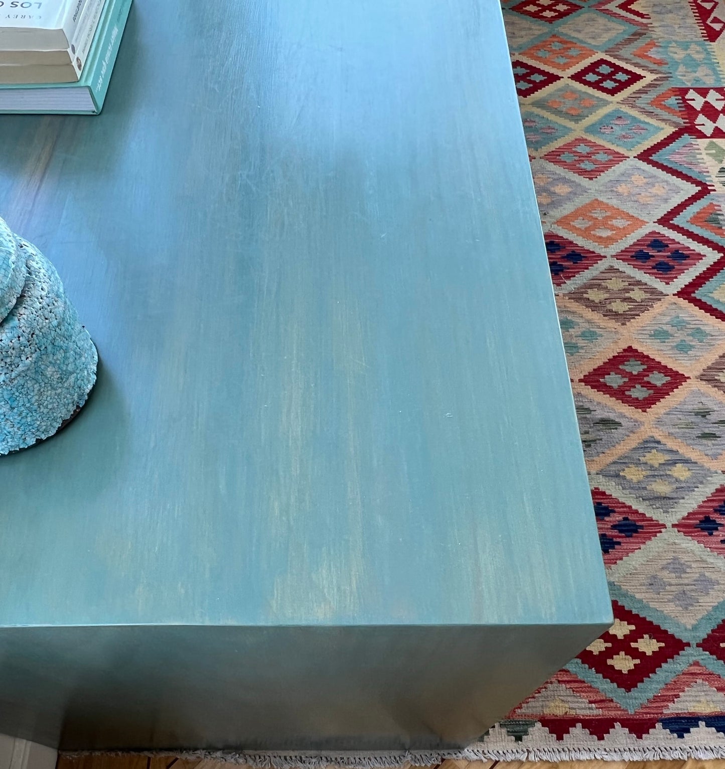 Mesa escritorio fabricada de forma artesanal en madera pintada a mano