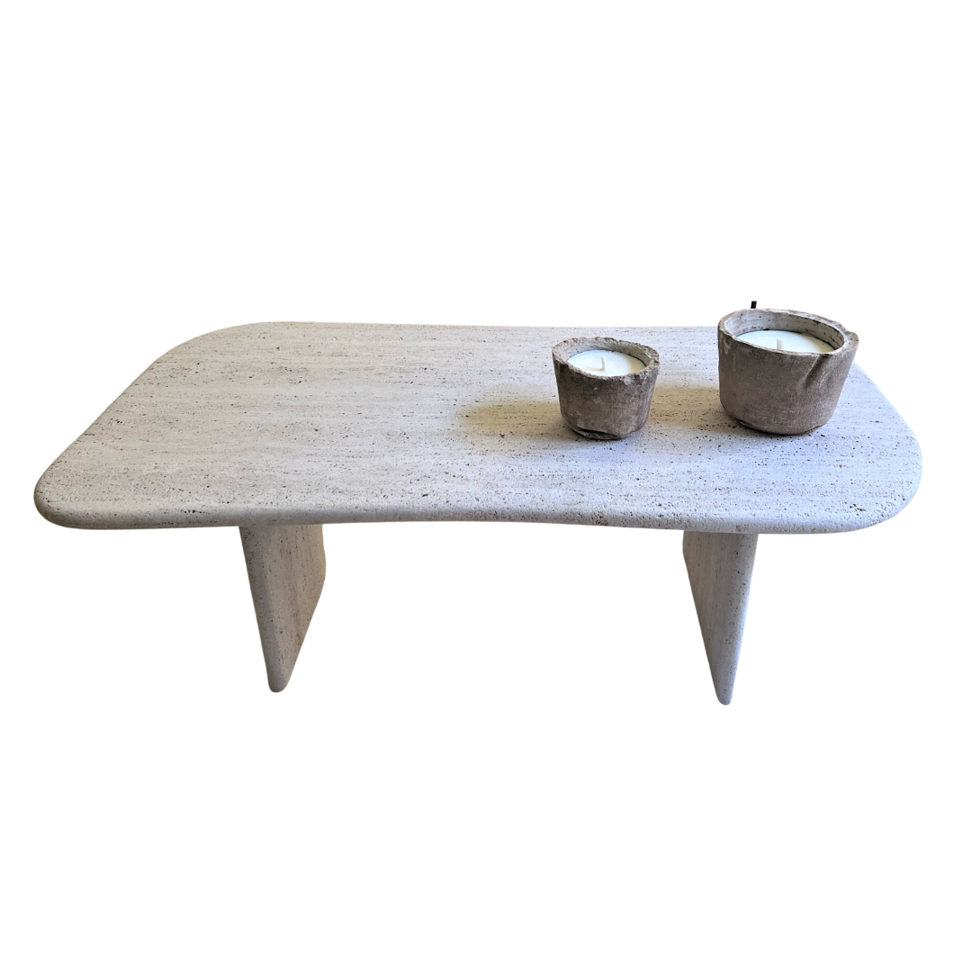 Mesa de cantos redondeados y tapa irregular