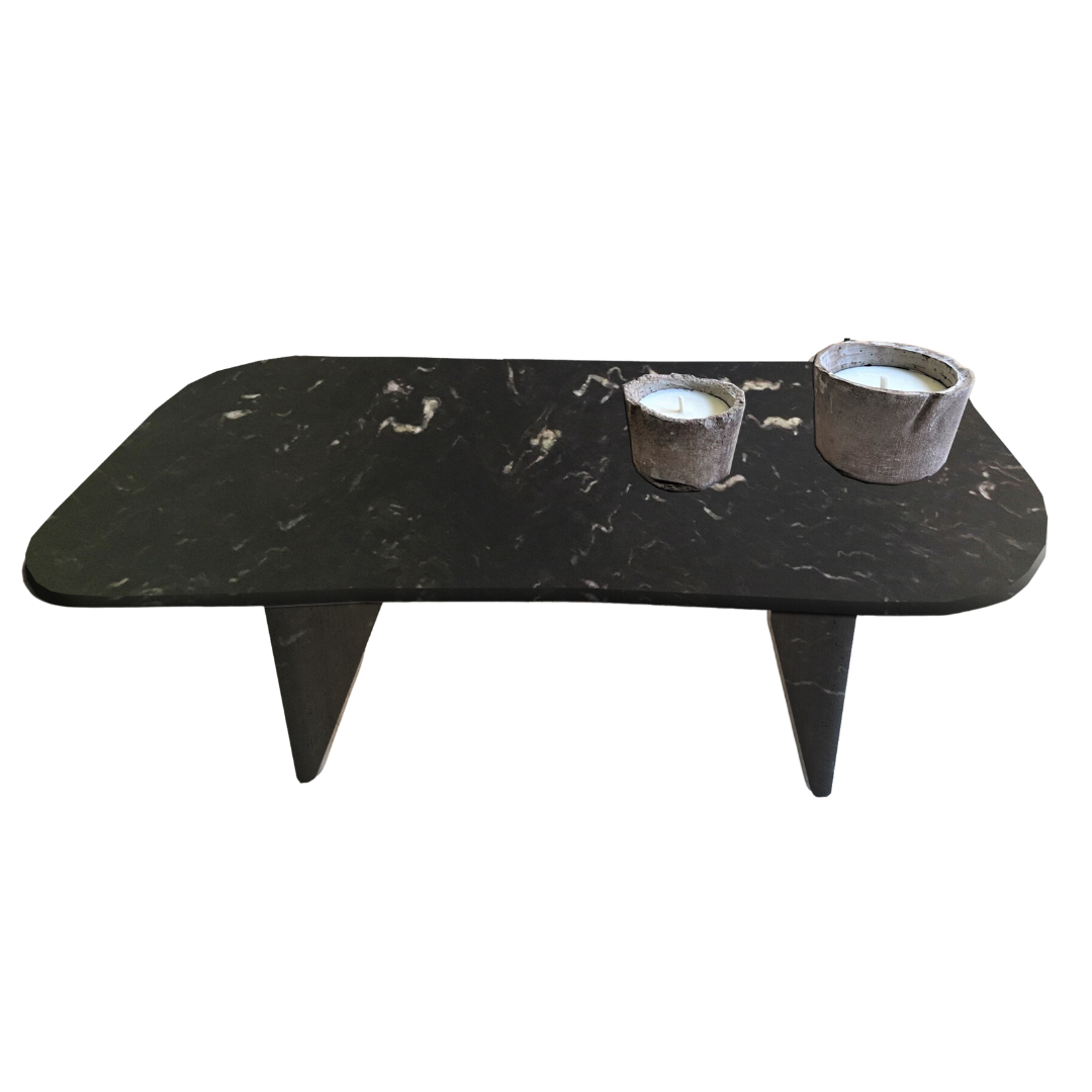 Mesa de cantos redondeados y tapa irregular