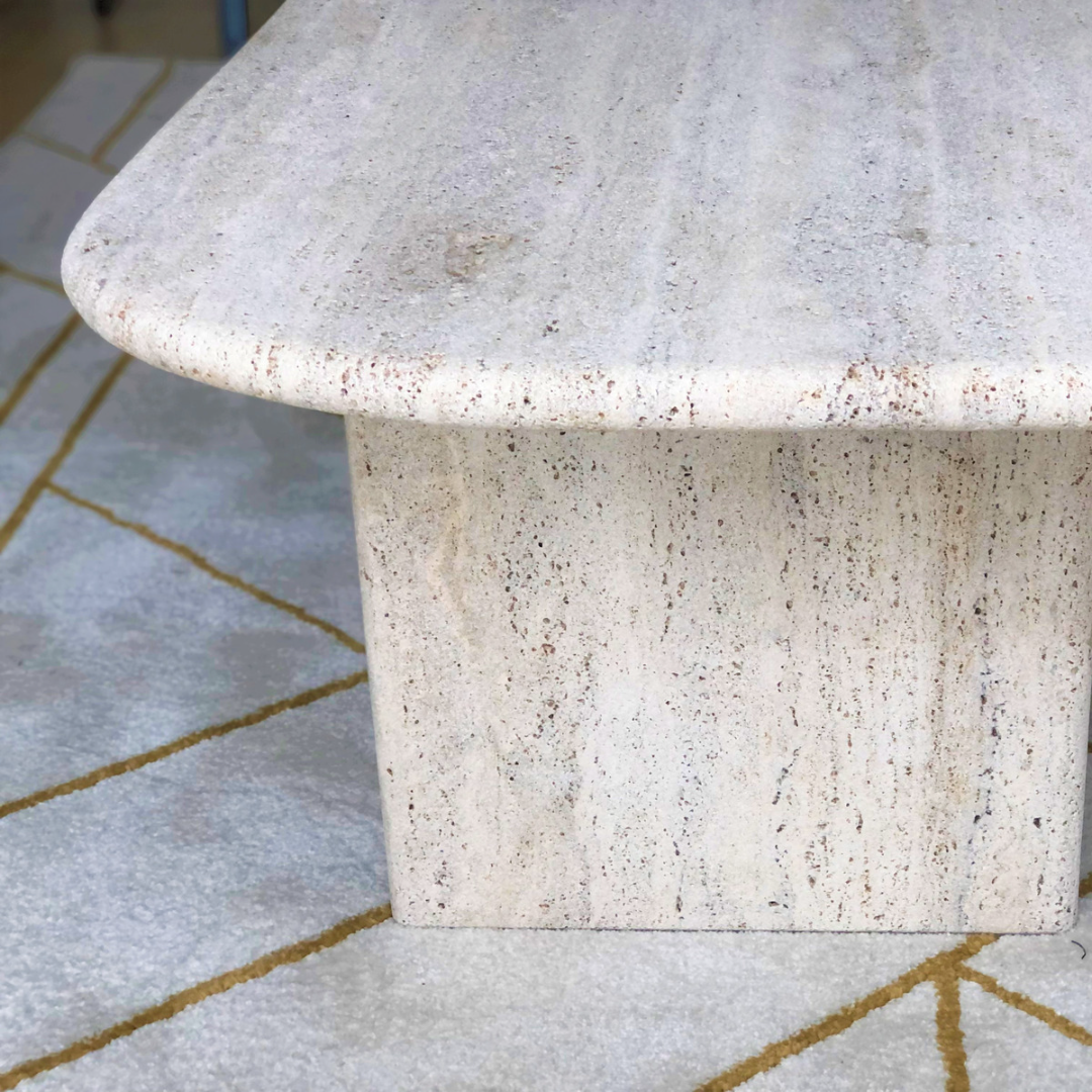 Mesa de cantos redondeados y tapa irregular