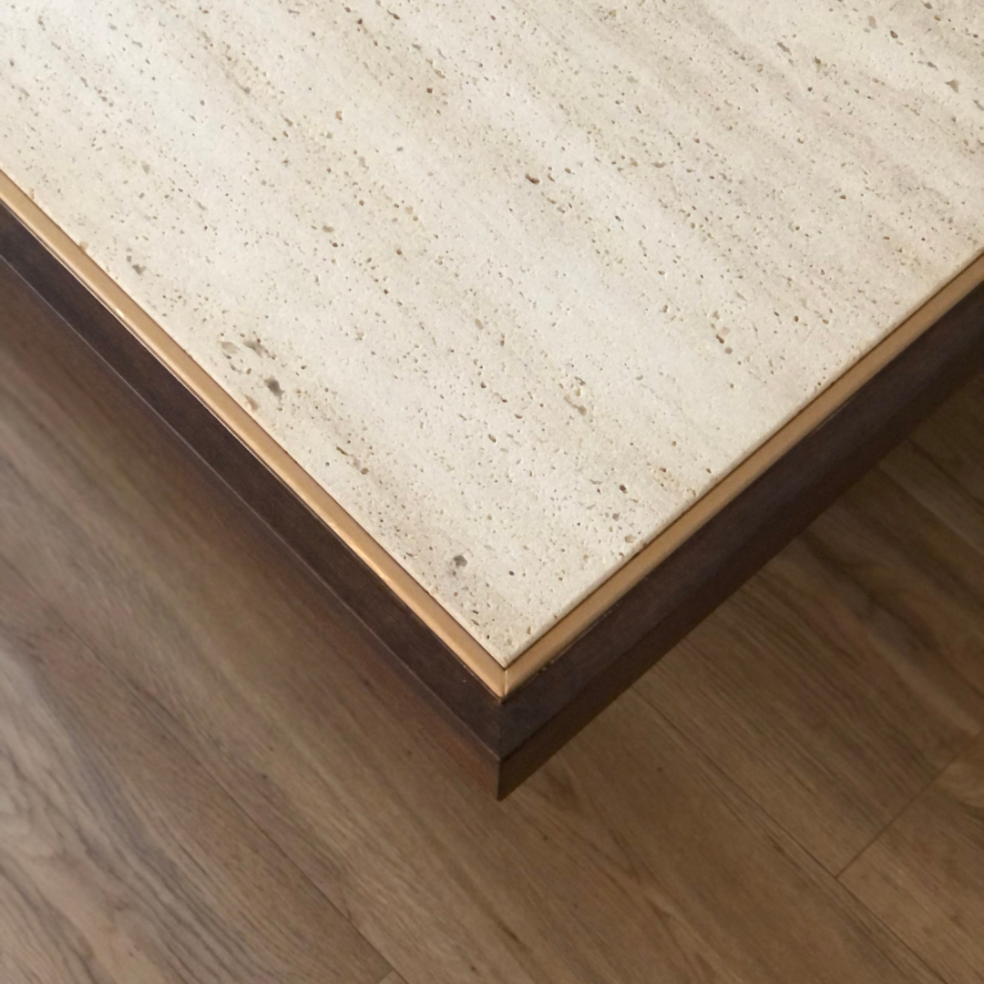 Mesa fabricada en madera de pino teñida de oscuro y tapa de mármol