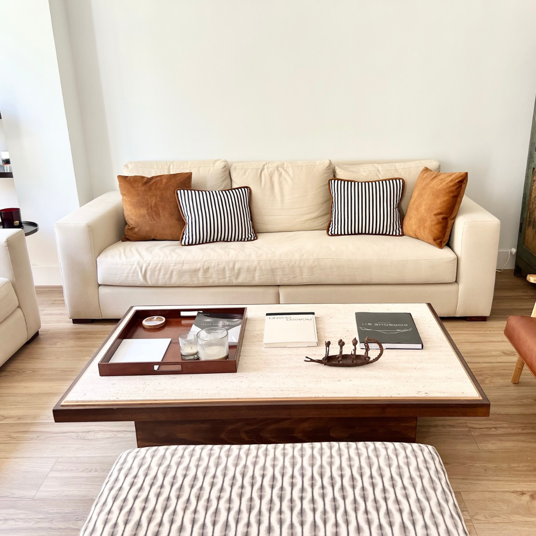 Mesa fabricada en madera de pino teñida de oscuro y tapa de mármol