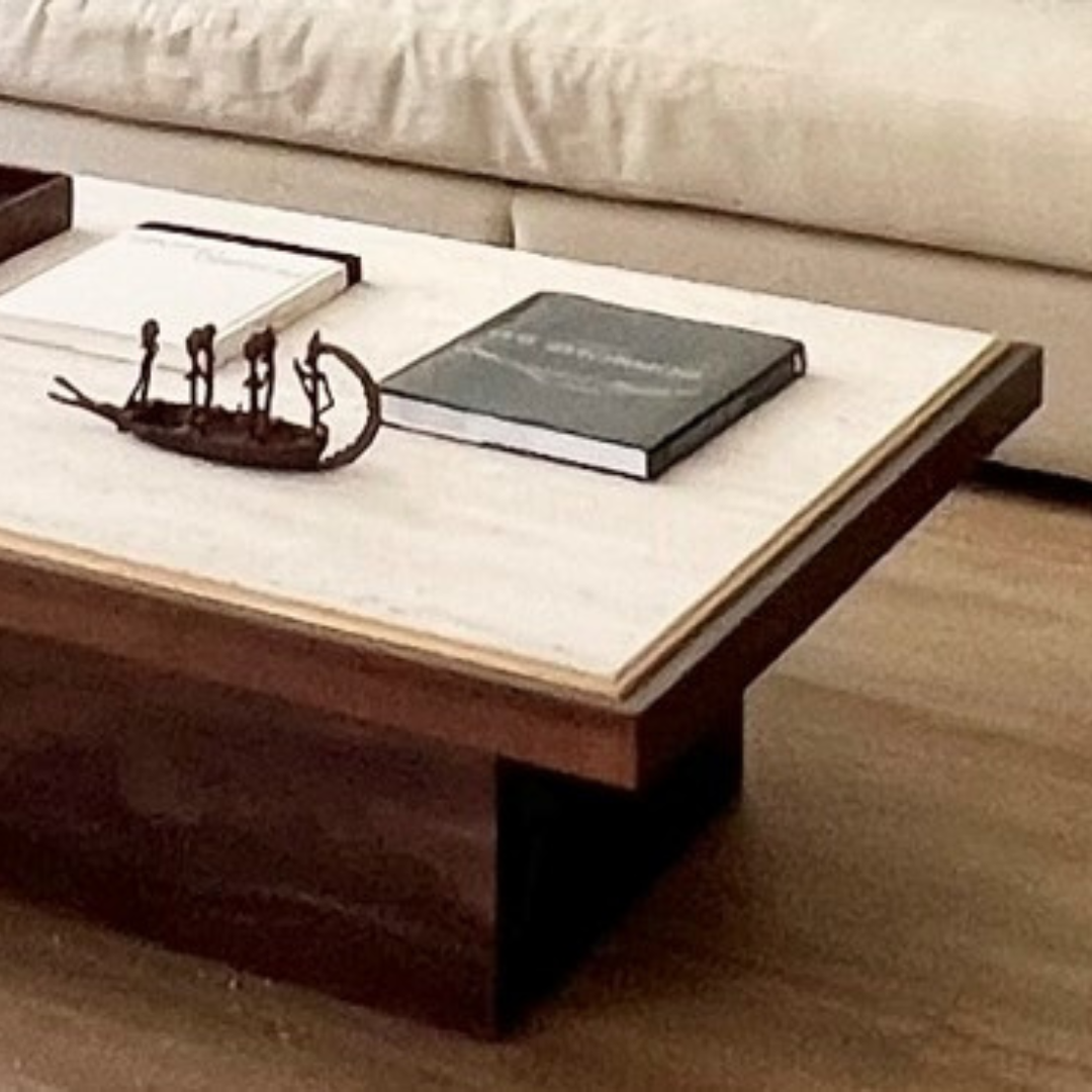 Mesa fabricada en madera de pino teñida de oscuro y tapa de mármol