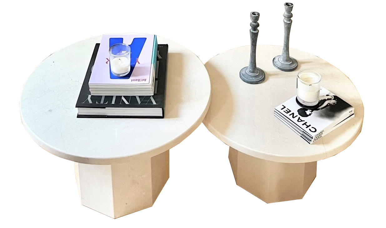 Mesa fabricada de forma artesanal en mármol color crema y cantos rectos