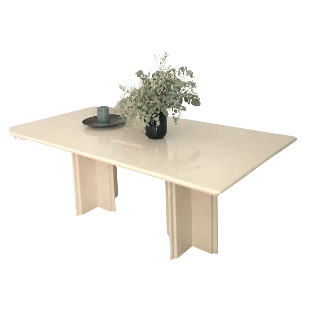 Mesa fabricada de forma artesanal en mármol color crema y cantos redondeados