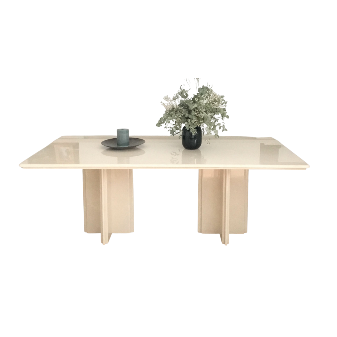 Mesa fabricada de forma artesanal en mármol color crema y cantos redondeados