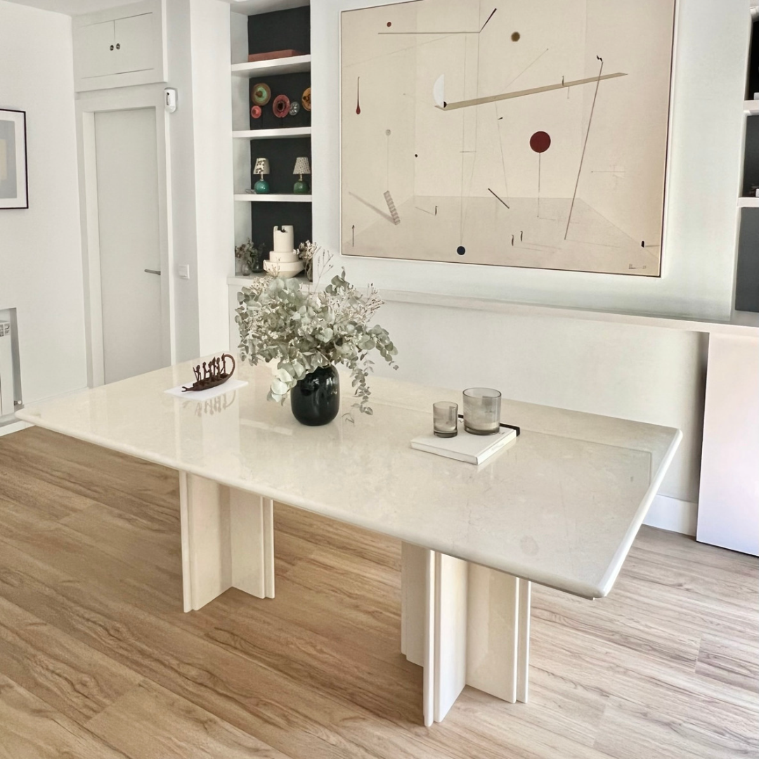 Mesa fabricada de forma artesanal en mármol color crema y cantos redondeados