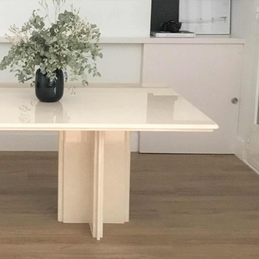 Mesa fabricada de forma artesanal en mármol color crema y cantos redondeados