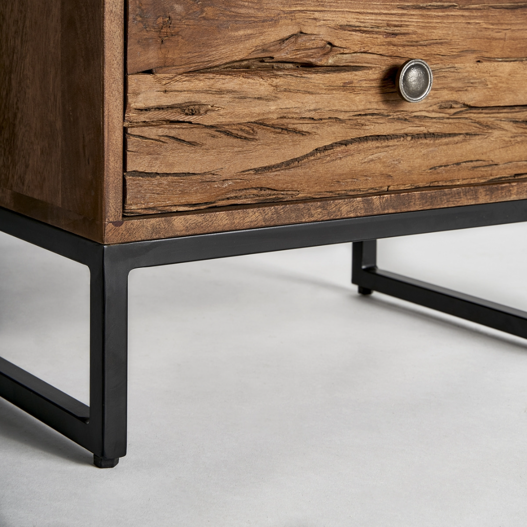 Mesita de noche fabricada en madera de mango, hierro y cuero