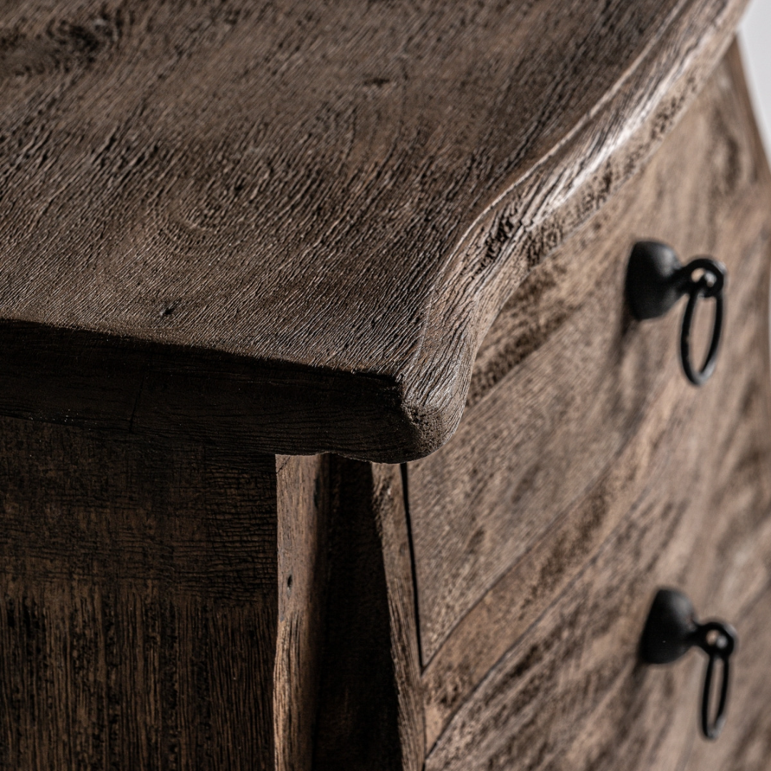 Mesita de noche fabricada en madera de mango con tiradores metálicos