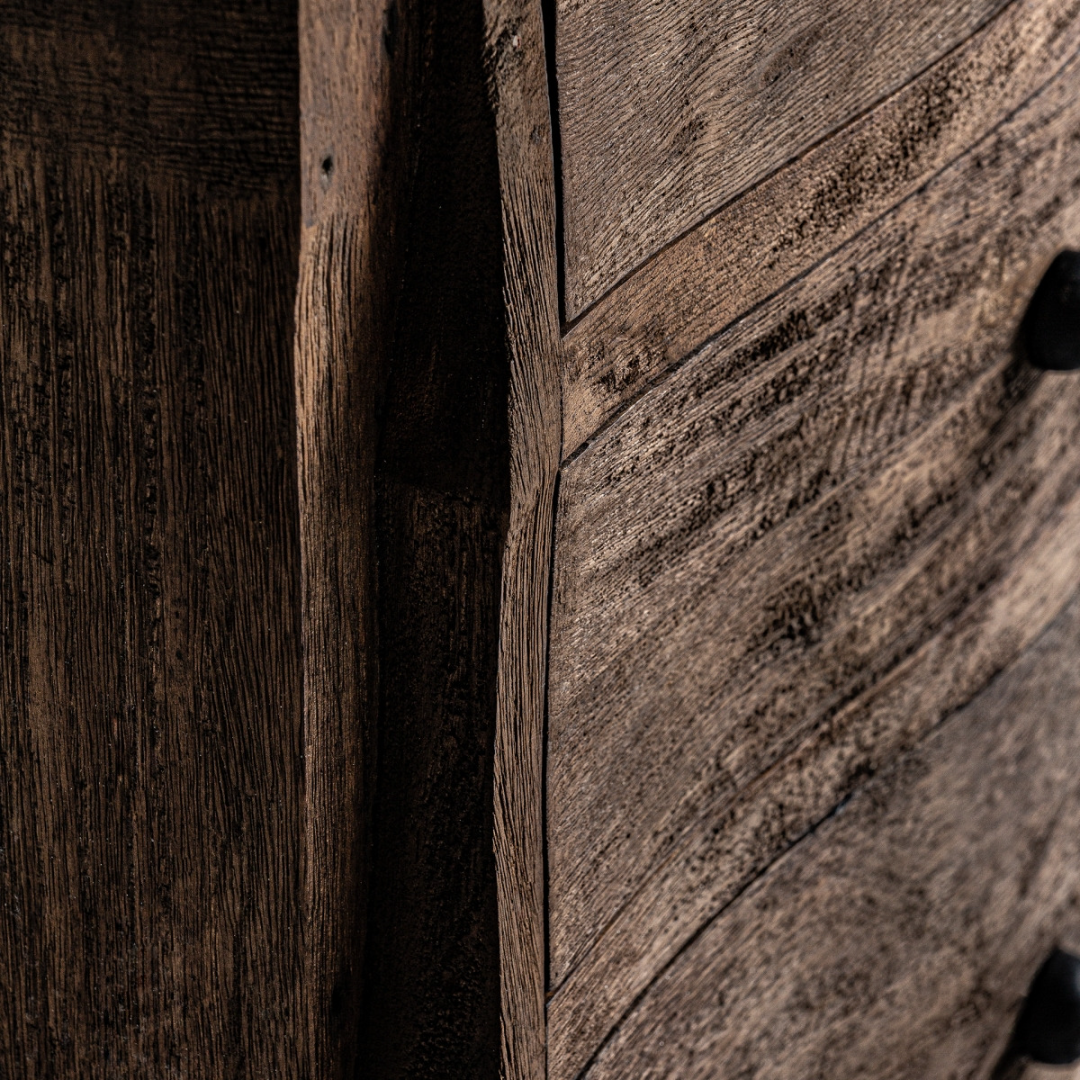 Mesita de noche fabricada en madera de mango con tiradores metálicos