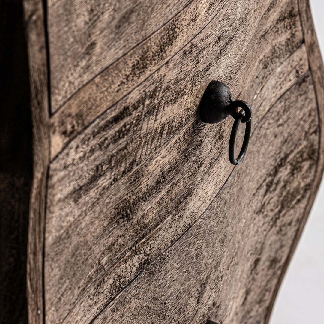 Mesita de noche fabricada en madera de mango con tiradores metálicos
