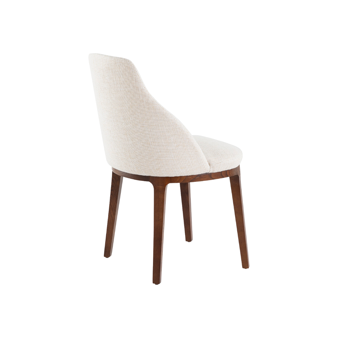 Silla fabricada en madera y tejido color crudo