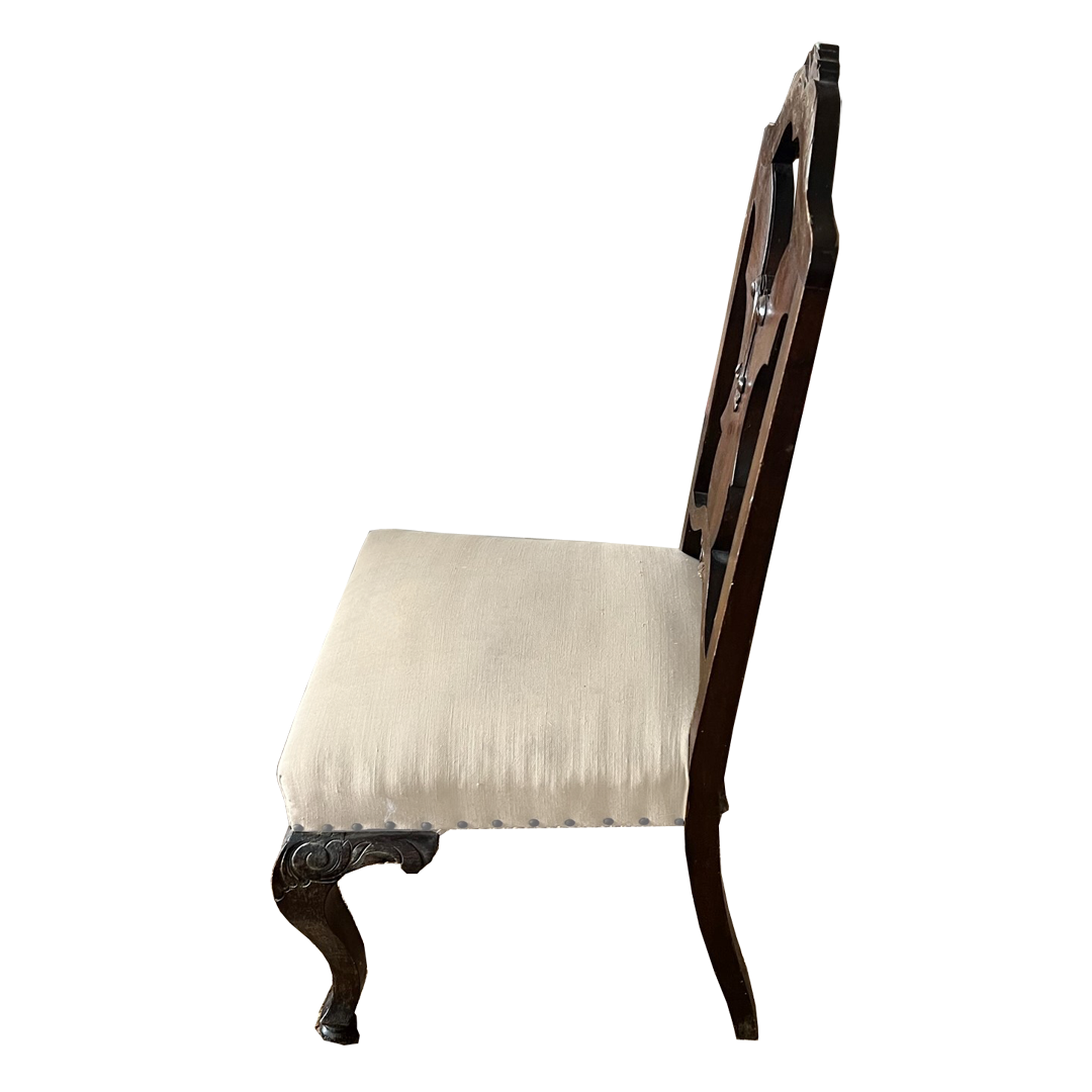 Silla antigua restaurada, con tapizado color crudo