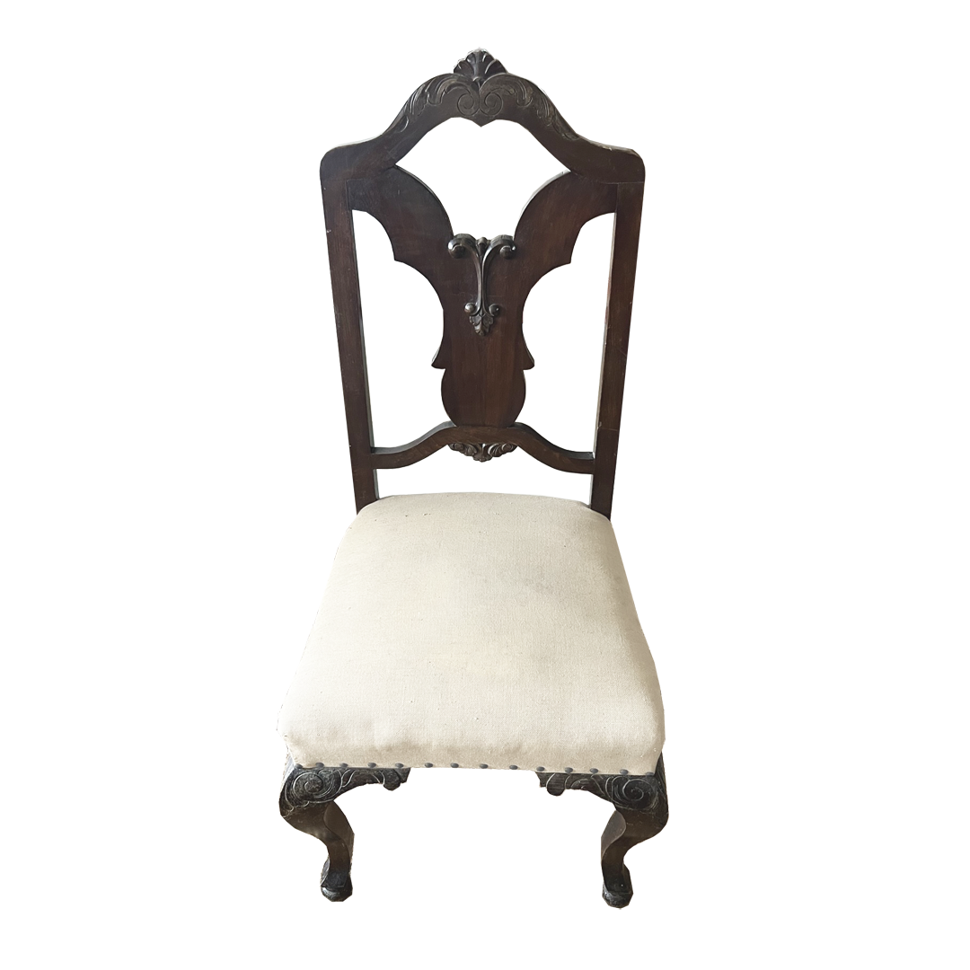 Silla antigua restaurada, con tapizado color crudo