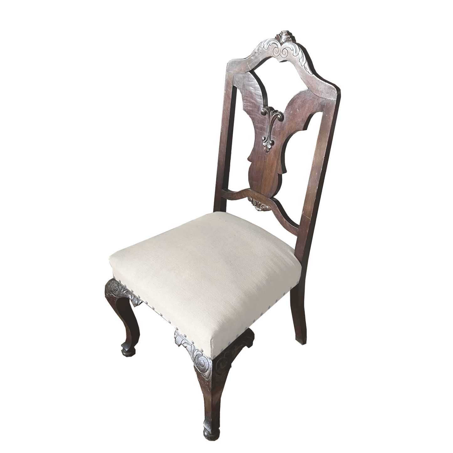 Silla antigua restaurada, con tapizado color crudo