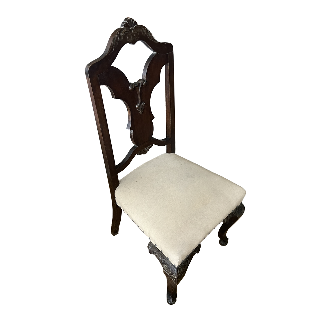 Silla antigua restaurada, con tapizado color crudo