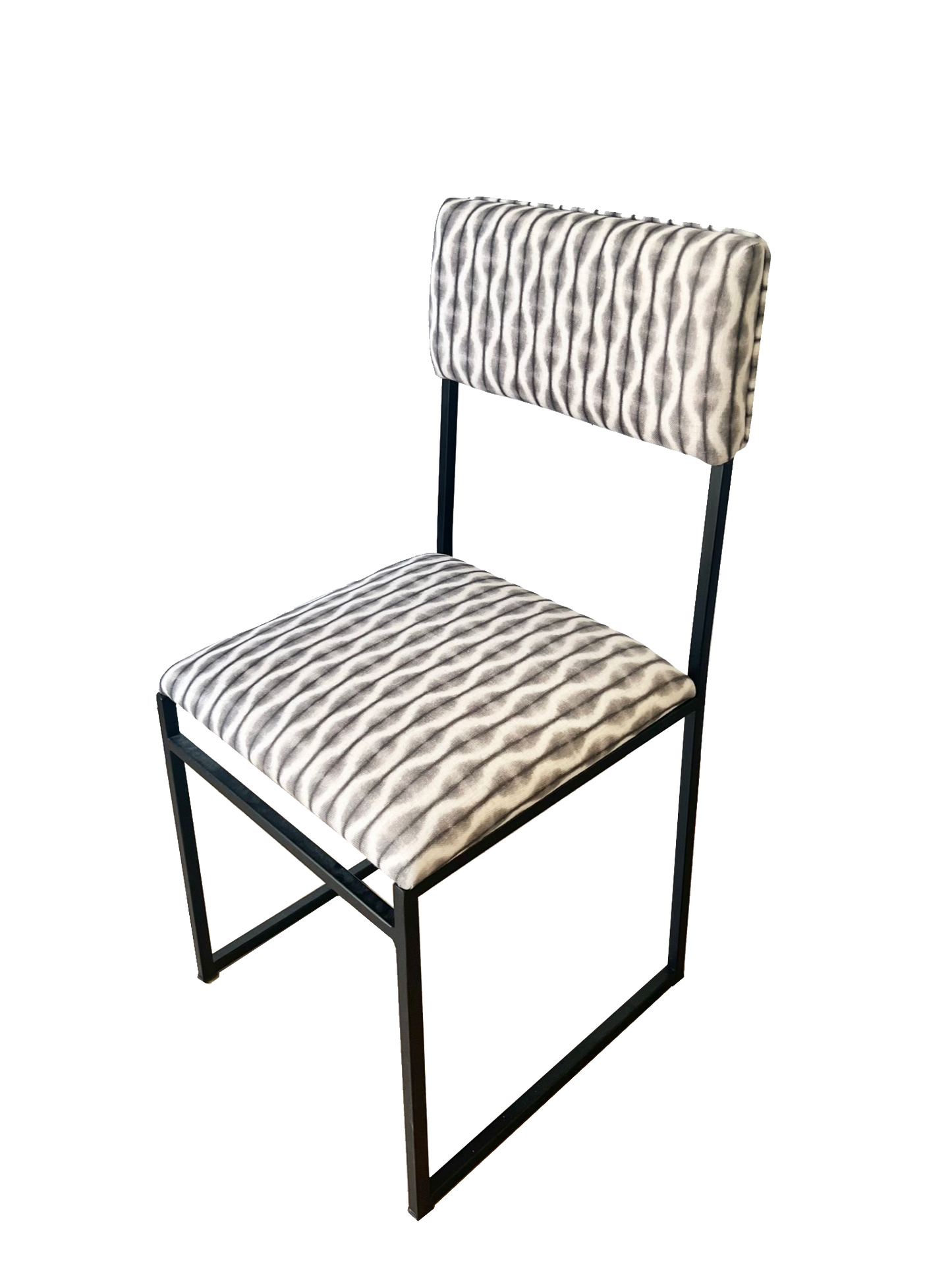 Silla fabricada de forma artesanal en hierro negro y tapizada en tejido de calidad y diseño