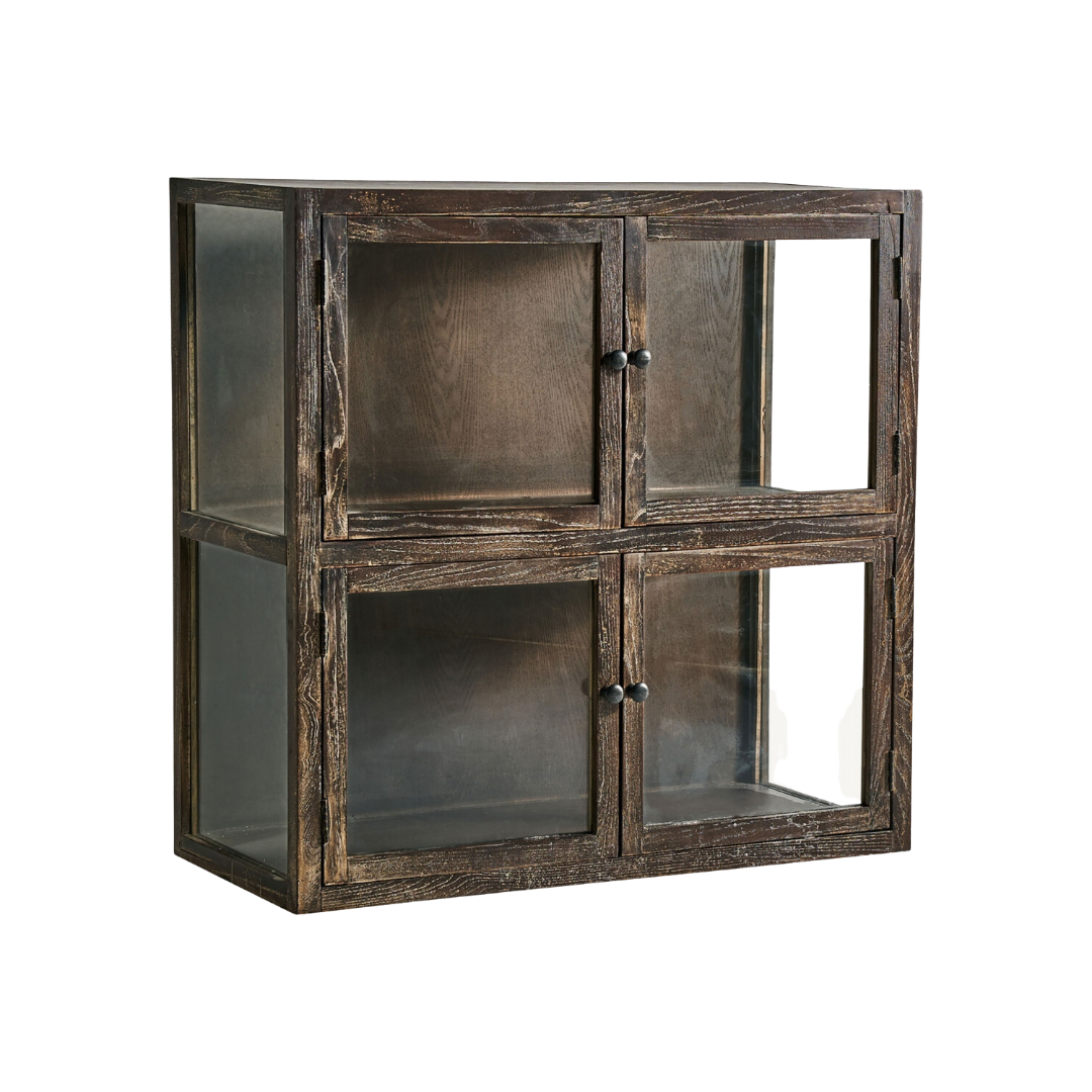 Vitrina fabricada en madera de pino reciclado y vidrio