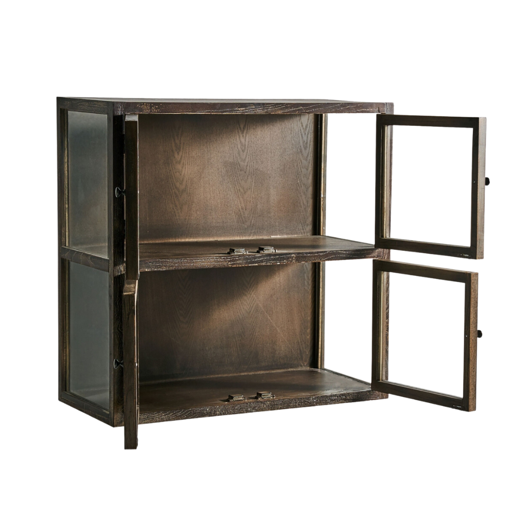 Vitrina fabricada en madera de pino reciclado y vidrio