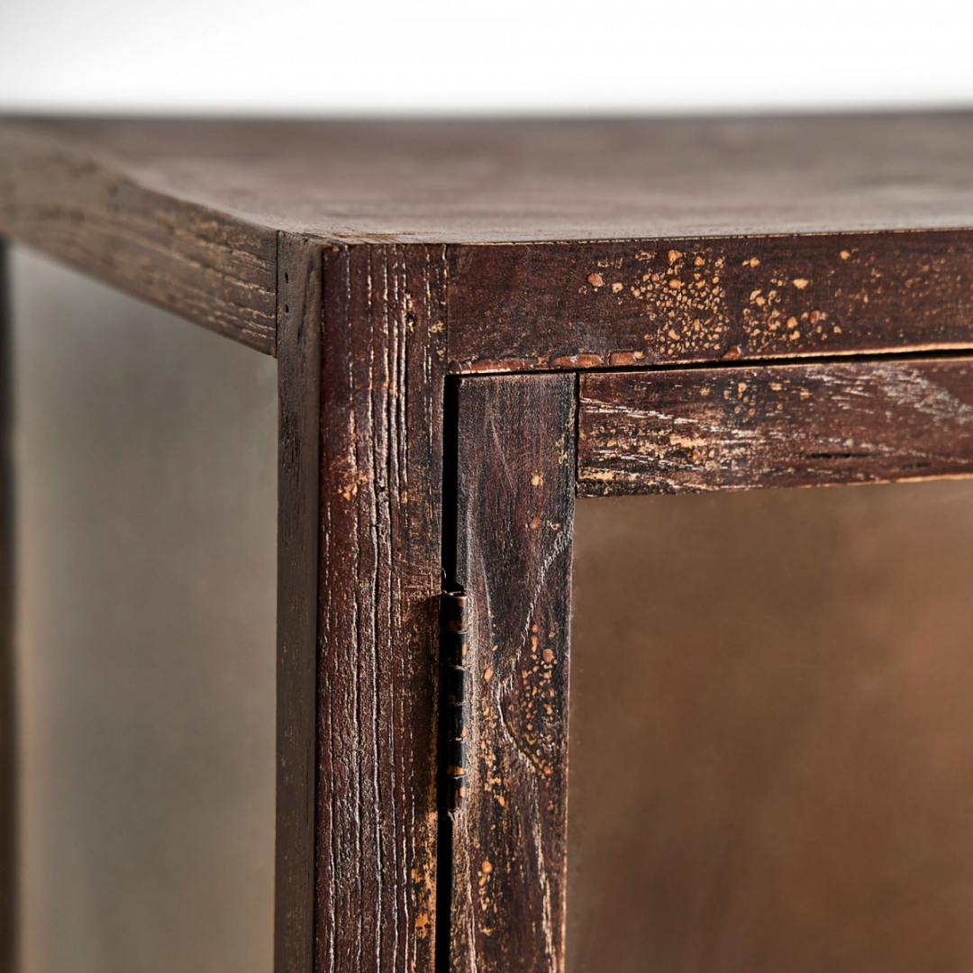 Vitrina fabricada en madera de pino reciclado y vidrio