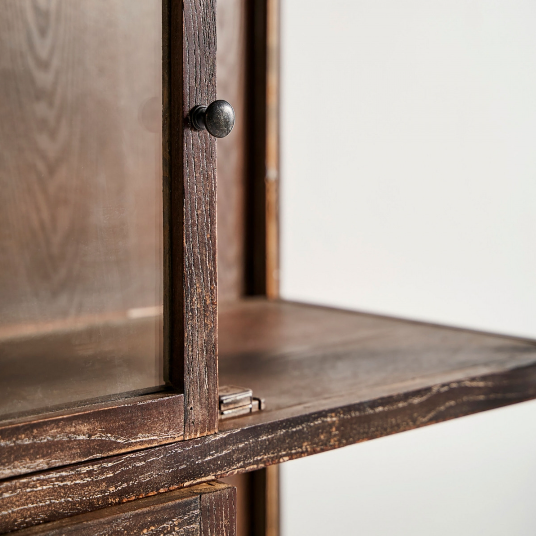 Vitrina fabricada en madera de pino reciclado y vidrio