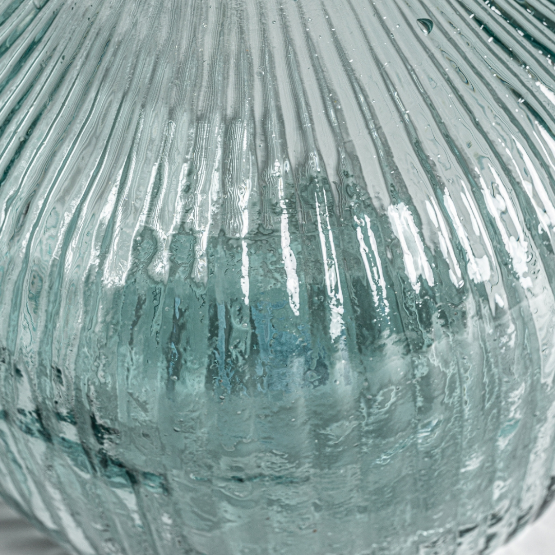 Jarrón fabricado en vidrio reciclado estriado