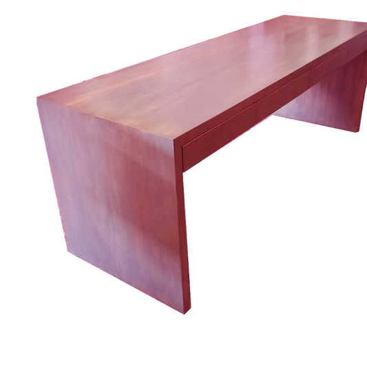 Mesa escritorio fabricada de forma artesanal en madera pintada a mano