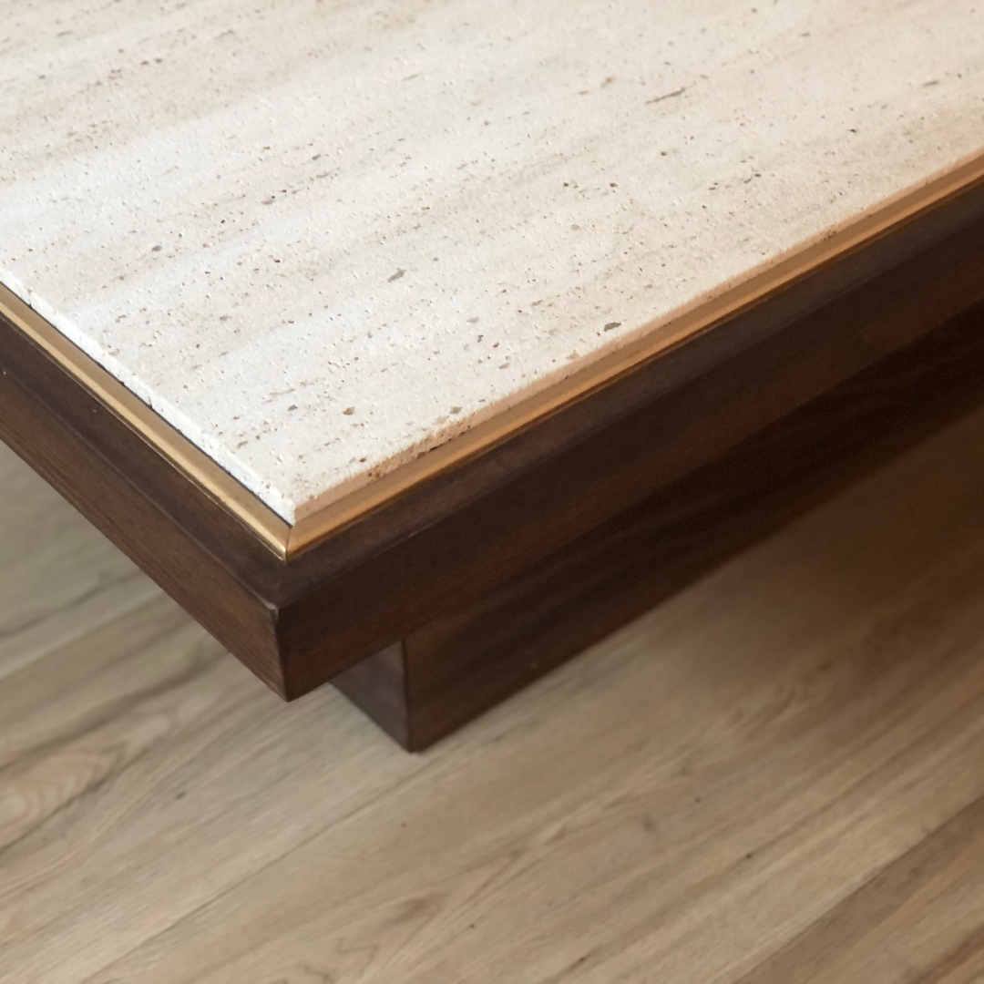 Mesa fabricada en madera de pino teñida de oscuro y tapa de mármol