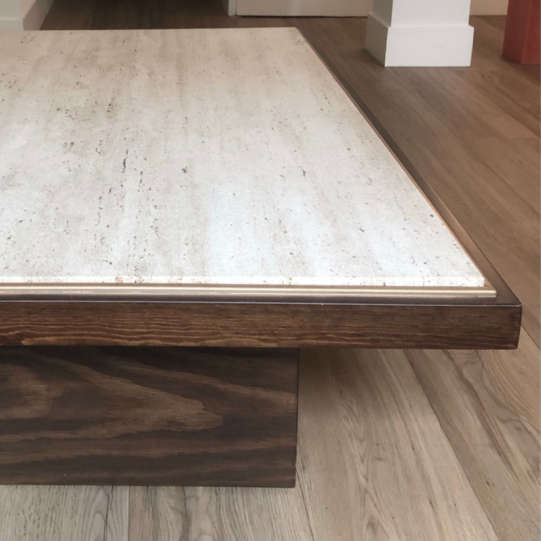 Mesa fabricada en madera de pino teñida de oscuro y tapa de mármol